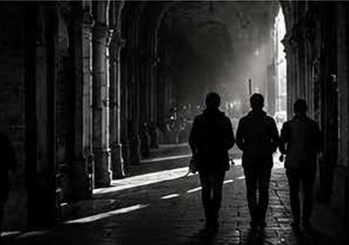 Persone in un porticato